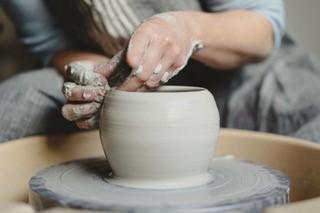 Travail de la céramique par les Poteries de Swane 