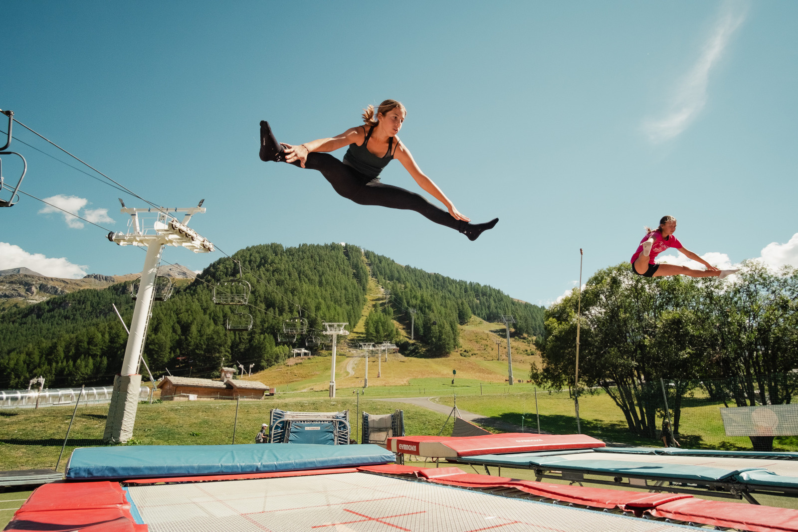 trampoline avec saut d'une femme
