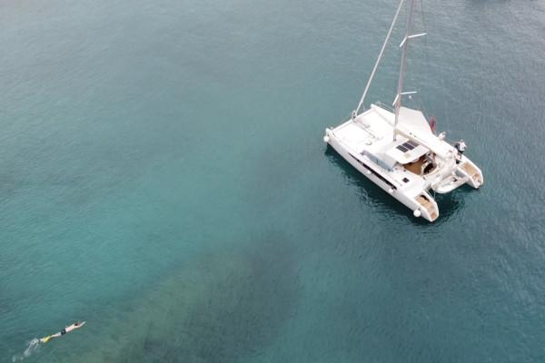 Catamaran à voile dans les îles du Frioul. Départ Mucem