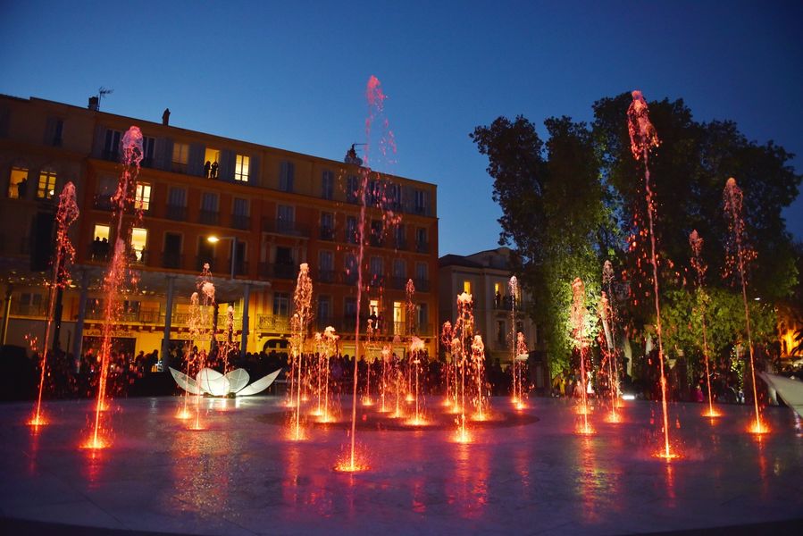 la fontaine eclairée | Ville de Hyères, service Communication la fontaine eclairée