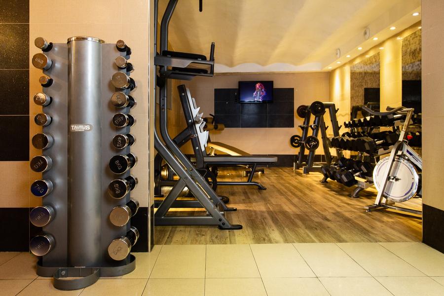 Une auberge de jeunesse en France avec un gymnase entièrement équipé.