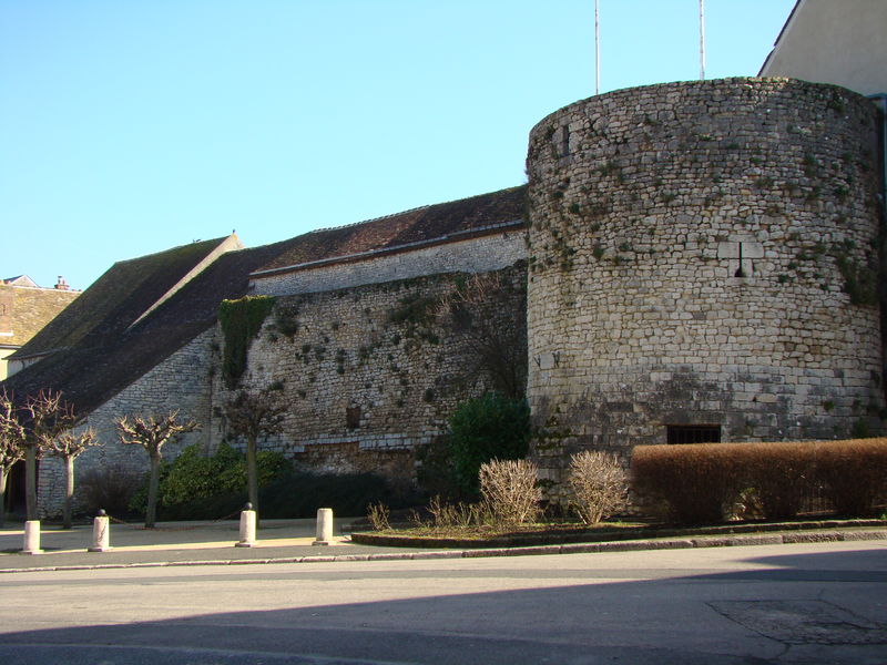 Tour Madeleine et ses remparts Château-Landon