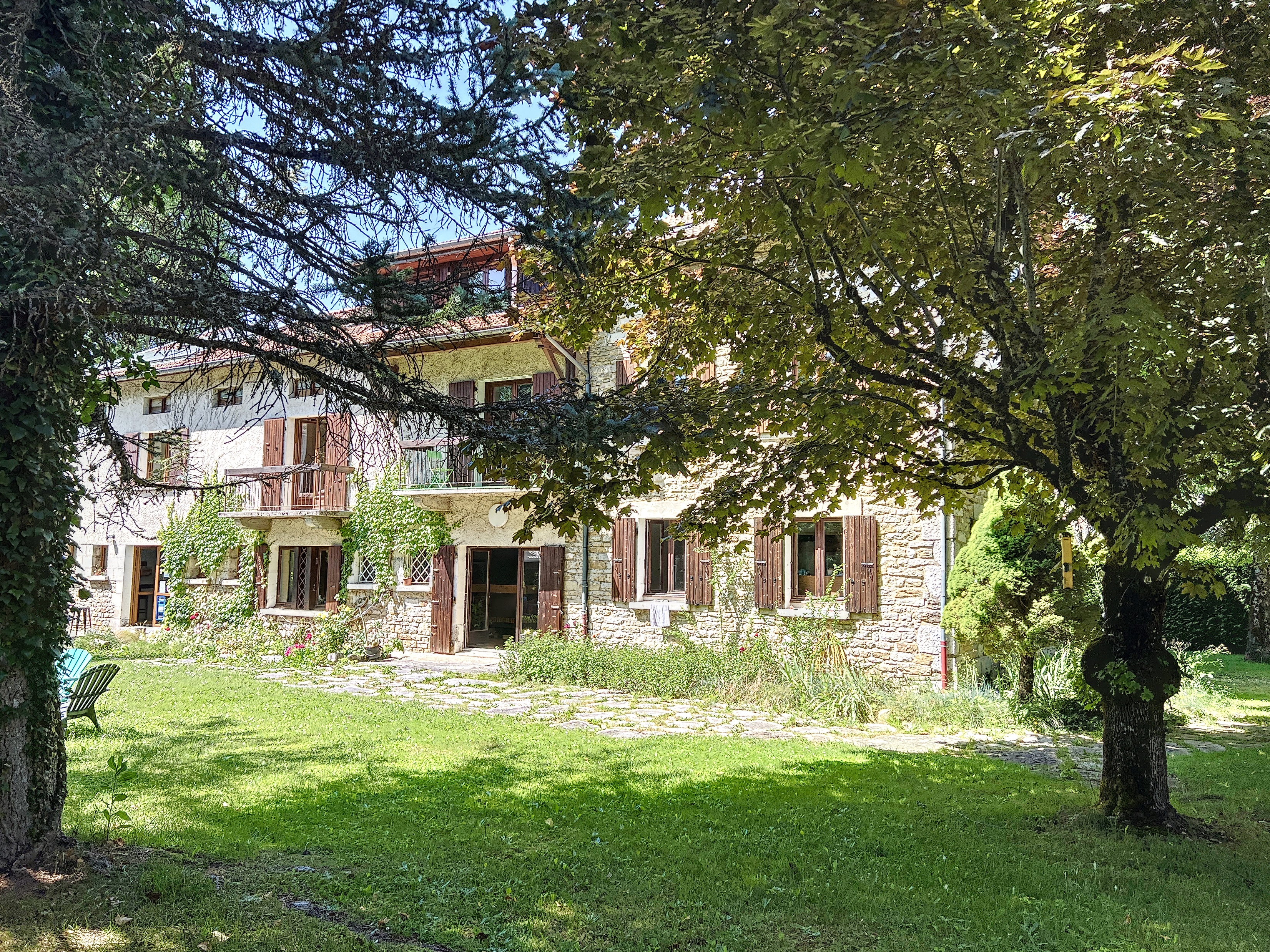 Façade extérieure du pub, vue depuis le parc