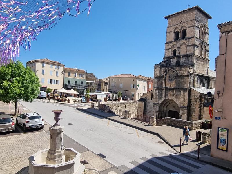 Marché sur la place en face de labbatiale.