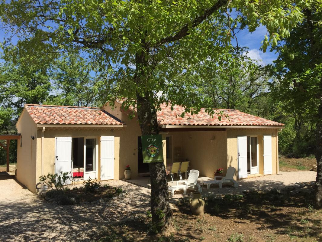 Le gîte est exposé plein sud avec terrasse ombragée.