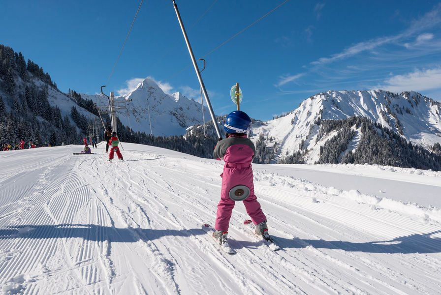 Skier avec le Roc d'Enfer en surplomb