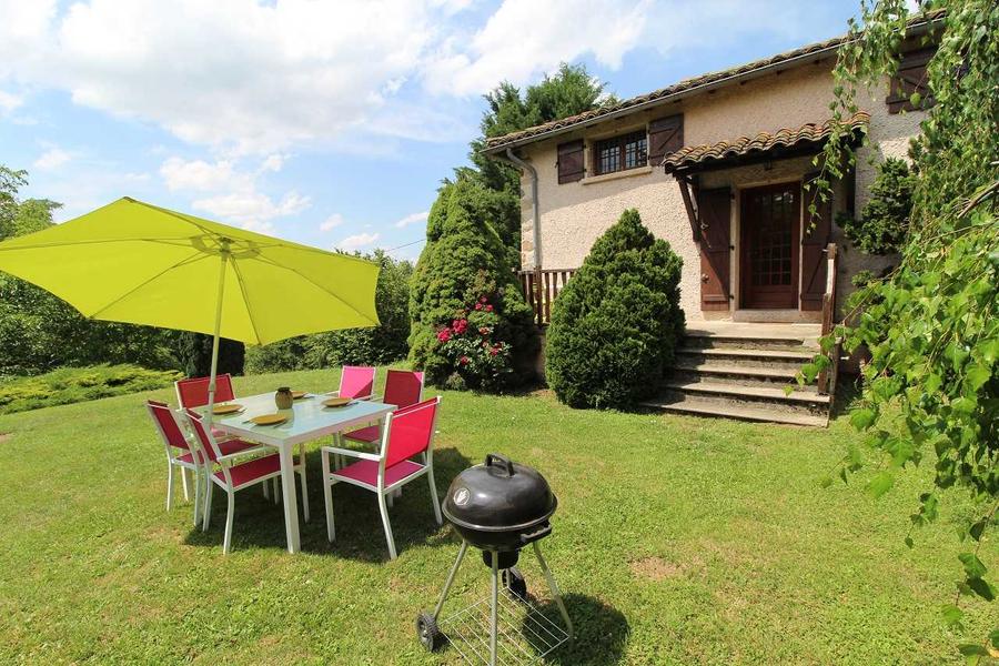 Le Gîte du Cèdre bleu à Ronno (Rhône - région Lac des Sapins) : salon de jardin et barbecue.