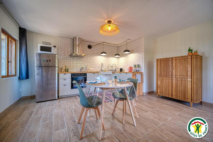 Cuisine ouverte sur espace à manger