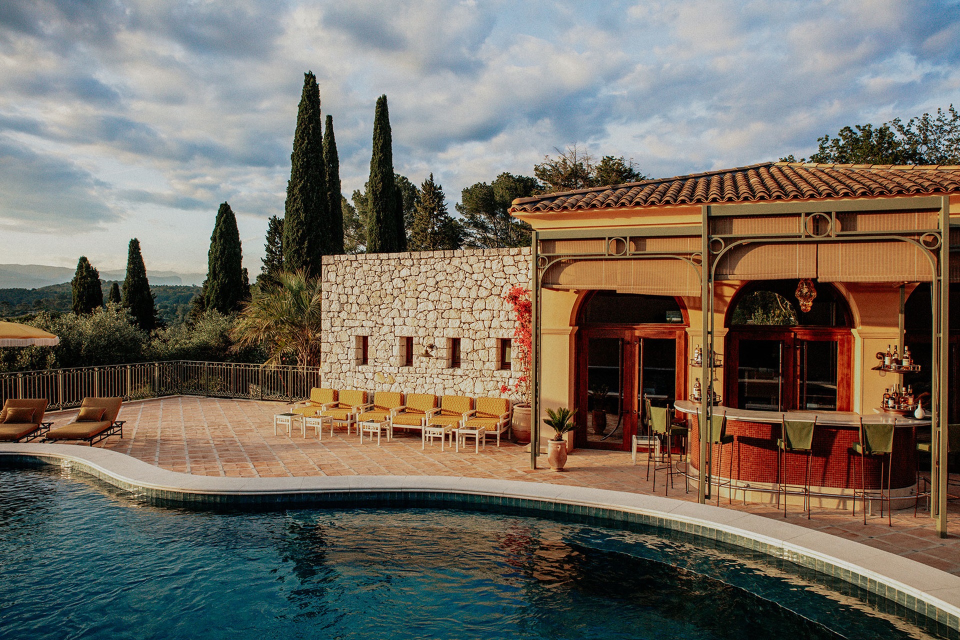 Restaurant Le Pool au bord de la piscine de l'hôtel Mas Candille