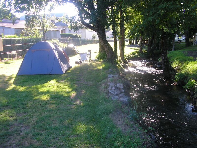 Camping de la Lande tente au  bord de l'eau