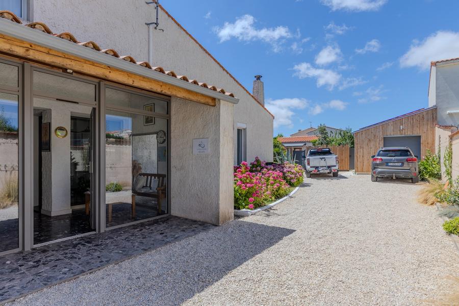 Vue sur l'entrée depuis l'extérieur de la maison.