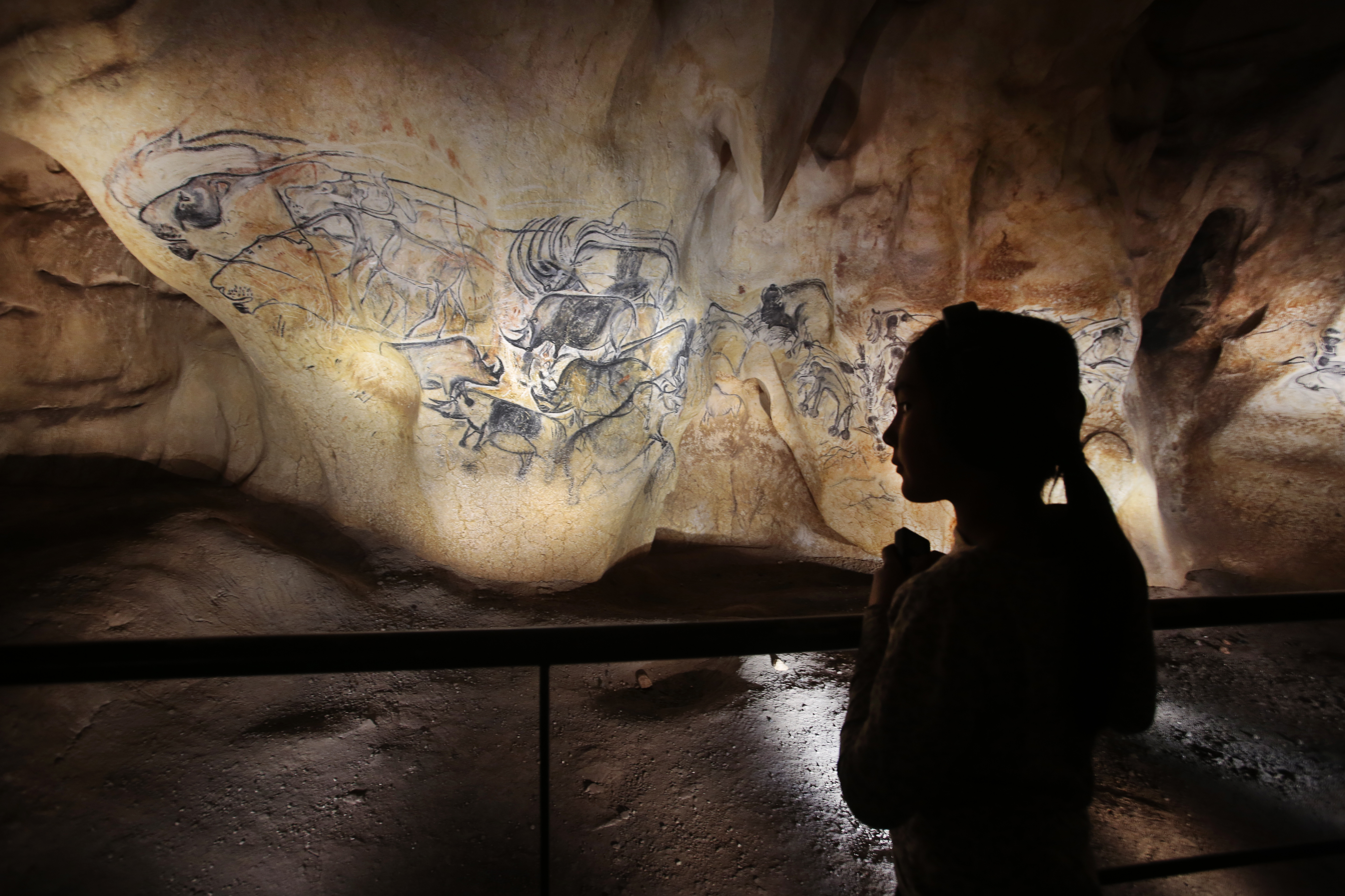 Visite-guid+®e-de-la-caverne-avec-les-audiophones-®Patrick-Aventurier-Caverne-du-Pont-d'Arc (34)