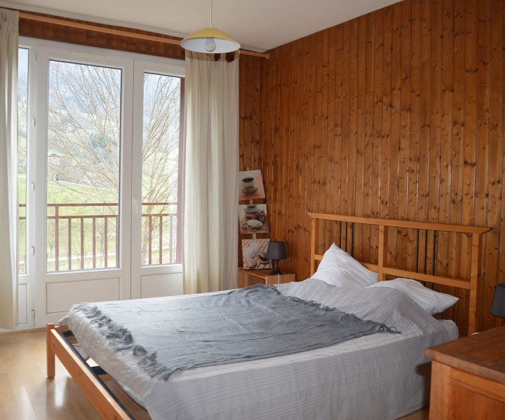 La chambre avec lit double du gîte le Vertaco à Saint Martin en Vercors