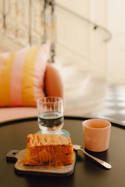 Un dessert, avec une tasse de café vide et un verre d'eau.
