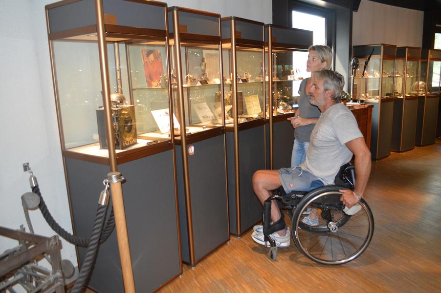 Couple devant les vitrines du musée