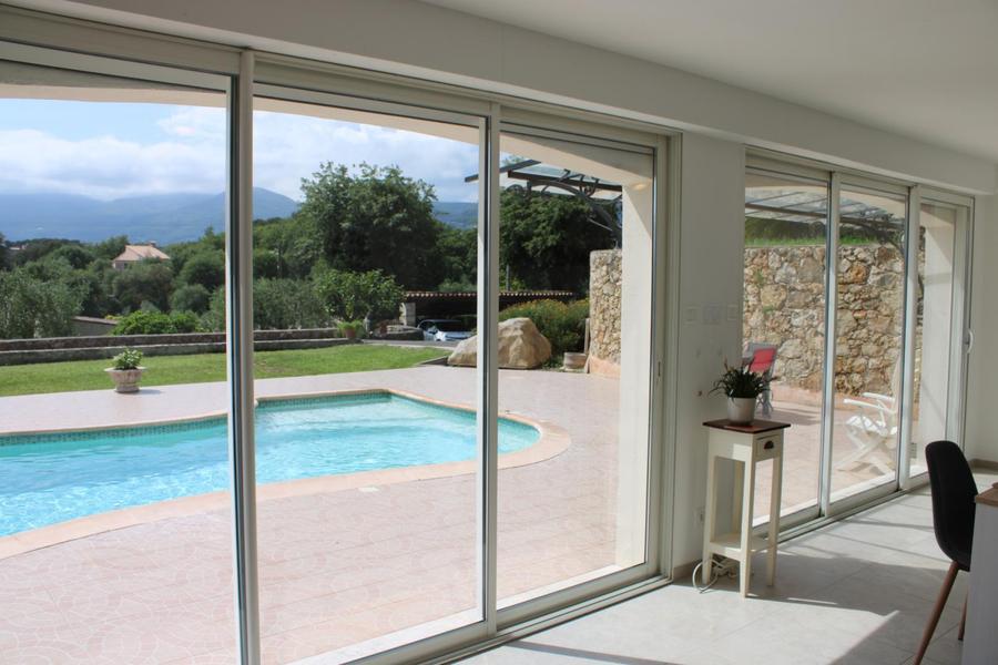 Villa reflets du sud- Séjour-Vue piscine - Gîtes de France Alpes-Maritimes