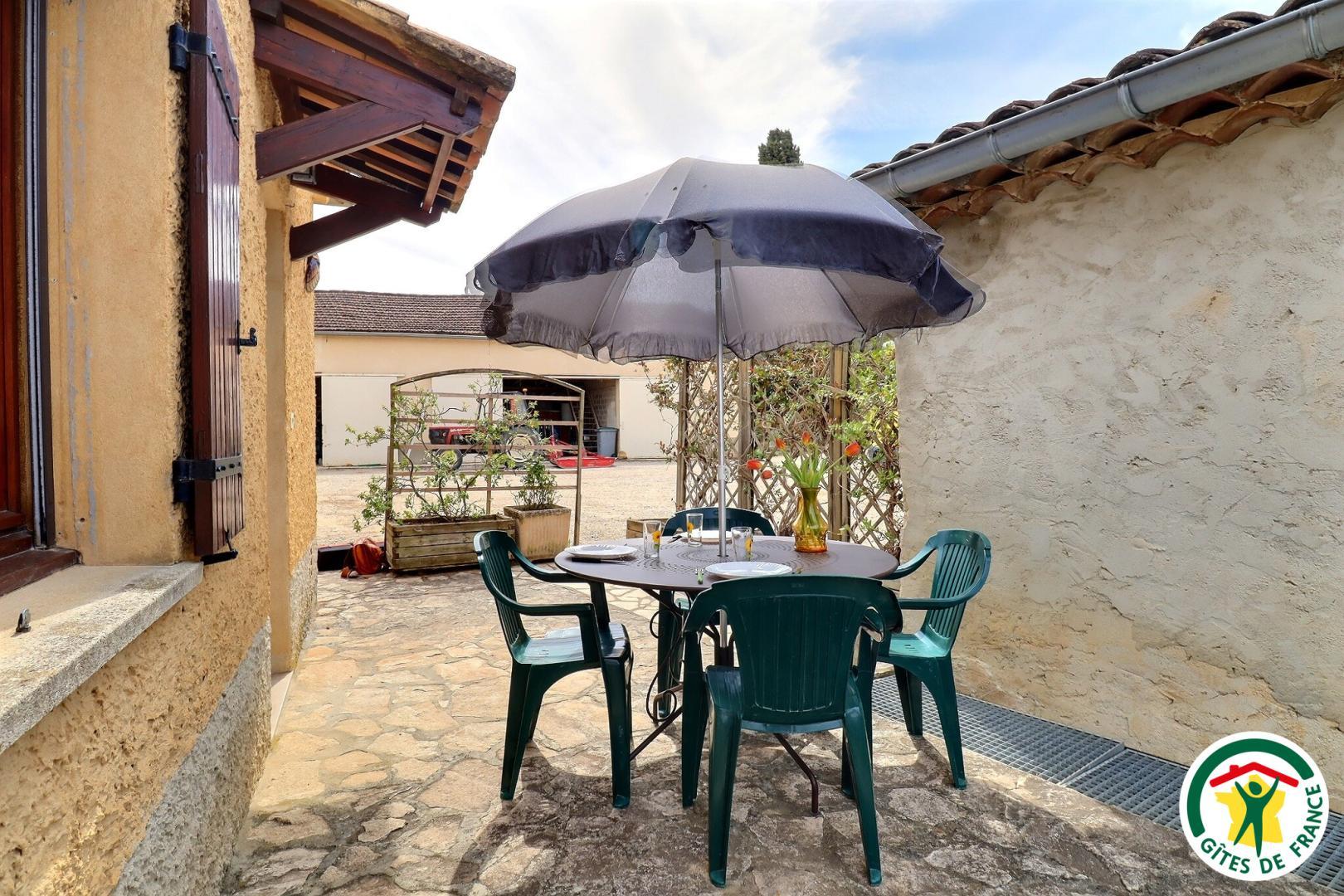 Terrasse privative au sein de la ferme familiale (arboriculture et vignes)