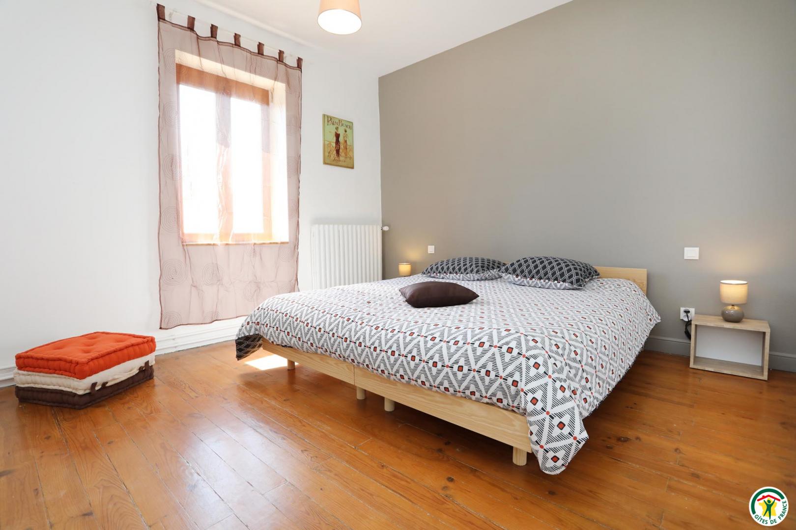 Chambre 2 personnes : 2 lits individuels (90x200cm) jumelables en un lit double (180x200cm), penderie, étagères, volet.