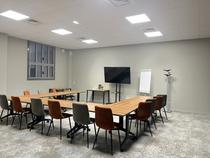 Notre Espace Méditerranée est une salle de réunion réservable à la demi-journée ou à la journée, offrant une capacité d’accueil de 14 personnes. Ce lieu est idéal pour vos réunions stratégiques, ateliers ou sessions de travail collaboratif.