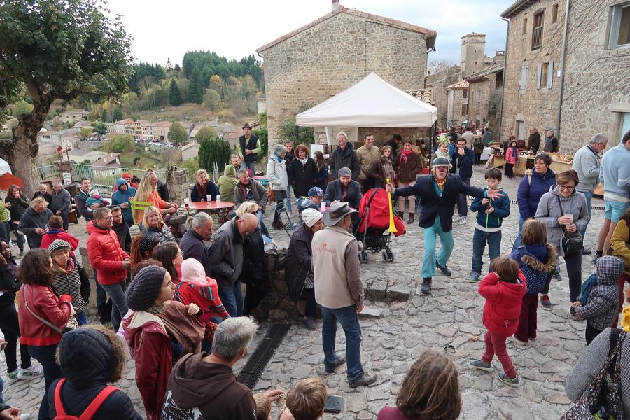 La Castagnade de Chalencon : une journée festive et conviviale. La Castagnade de Chalencon : une journée festive et conviviale.