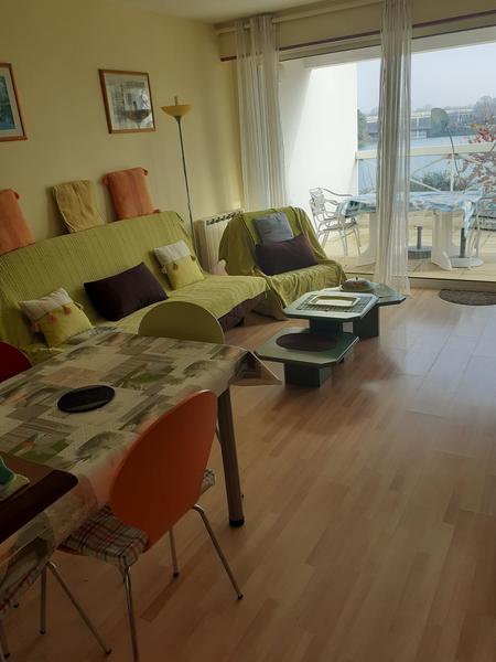 Pièce principale côté canapé et salle à manger