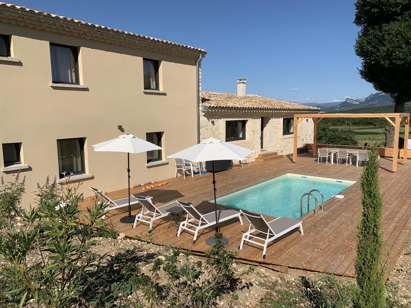 Terrasse et piscine privee