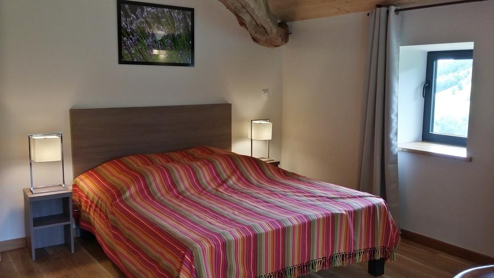 Gîte du Grand Peisselay à VALSONNE (Rhône - Beaujolais Vert): chambre à grand lit, à l\'étage.