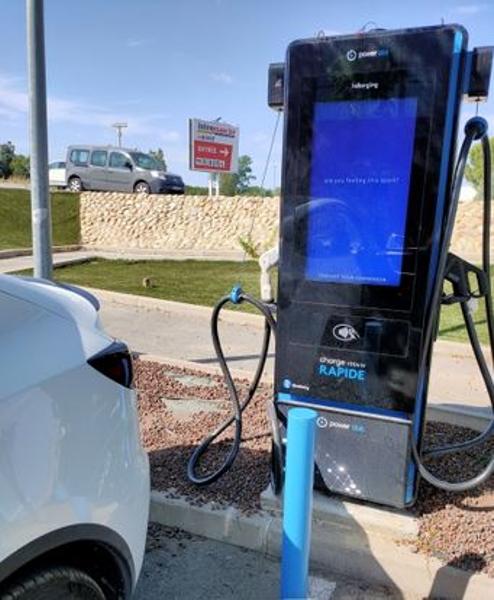 Borne de recharge pour véhicules électriques - KFC Arles