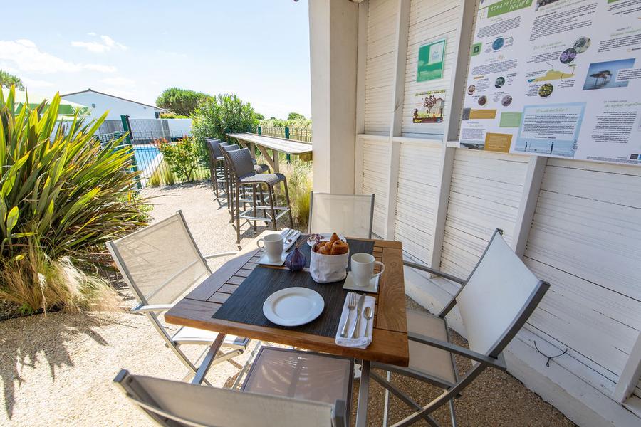 Petit-déjeuner à l'extérieur, près de la piscine