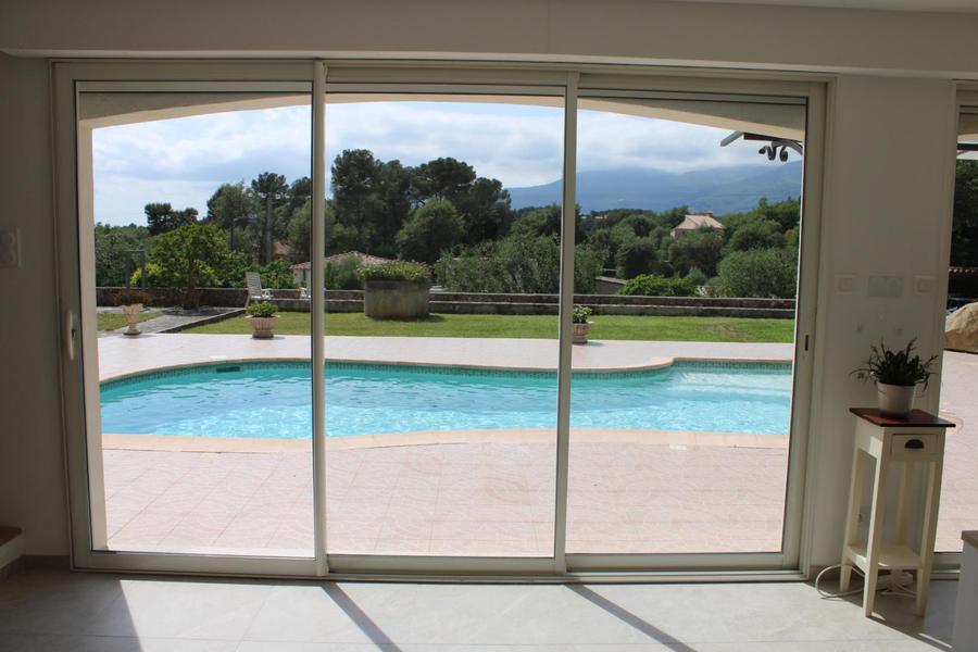 Villa reflets du sud- Séjour-vue piscine Gîtes de France Alpes-Maritimes