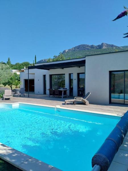 Gîte et piscine privative, ouverte de mai à sept inclus, 8.5x4m, fond plat 1m4 profondeur, sécurisé par une alarme