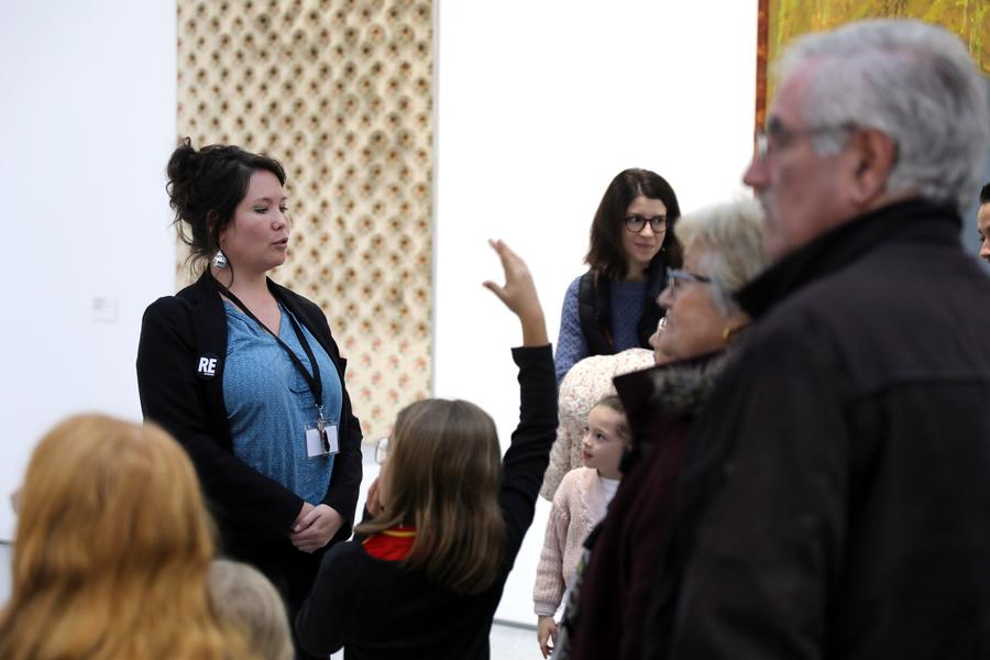 Visite Ensemble dans l'exposition Hors Format - Collections en chantier, MAMC+, 2024.