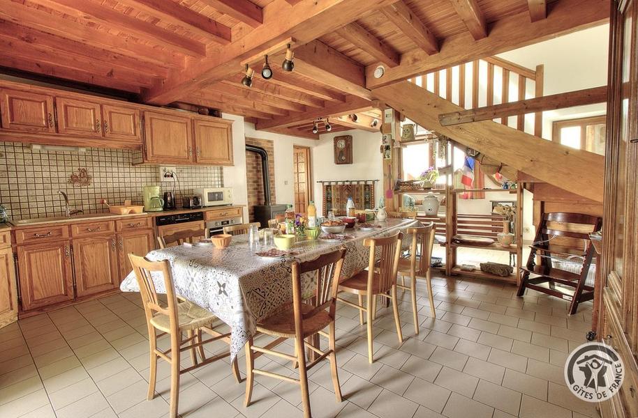 Gîte de la Collonge à Affoux, en Haut Beaujolais, dans le Rhône : coin repas et coin cuisine.