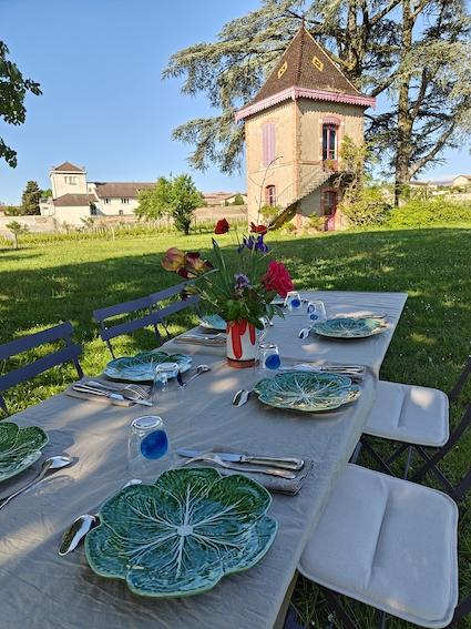 Repas dans le clos des Bachelards