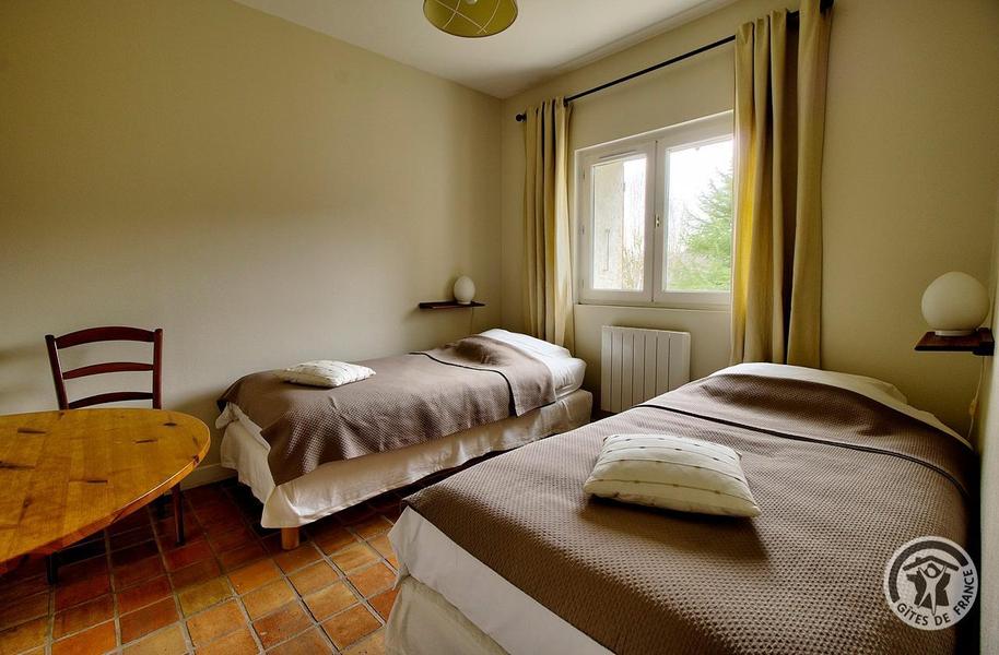 Gîte - 4 personnes - La Voisinée à Chenelette en Haut Beaujolais à proximité du Col des Echarmeaux dans le Rhône : la chambre avec 2 lits simples (rez-de-chaussée)
