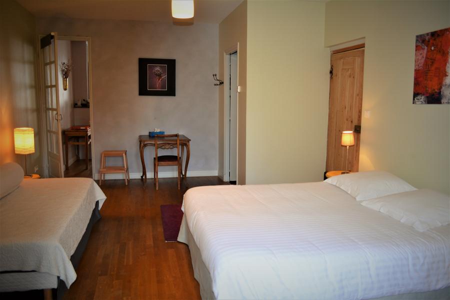 Chambre avec un lit double et un lit simple