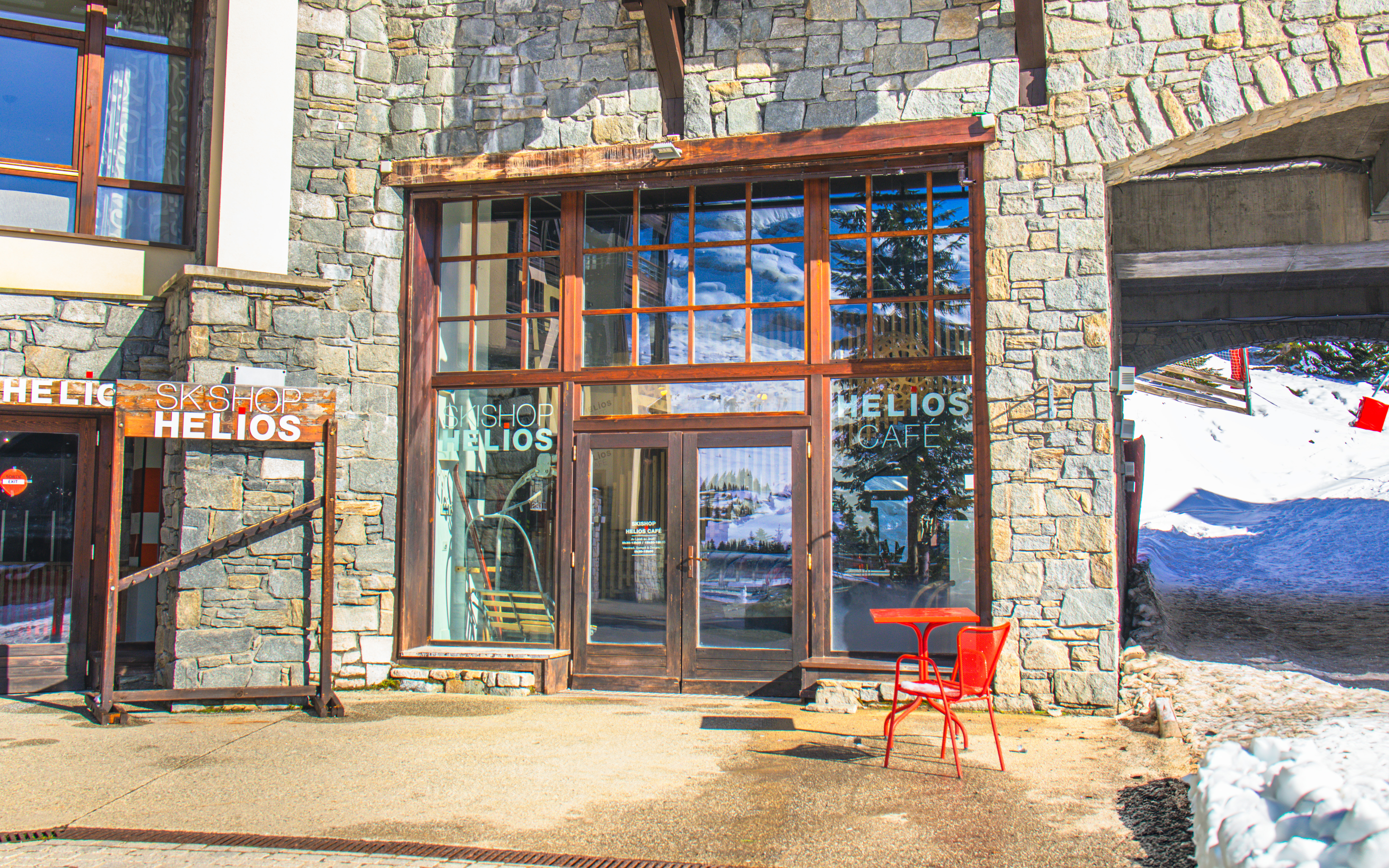 Front of the Ski Shop Hélios Café