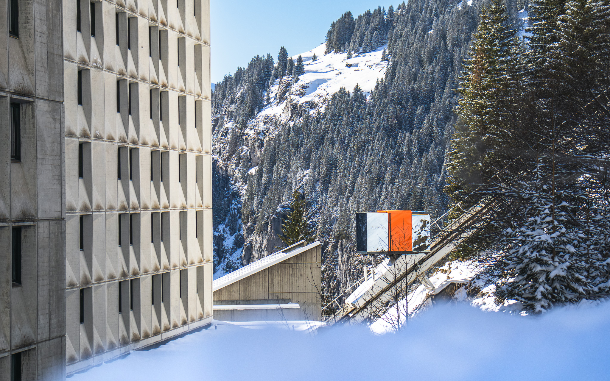 Vue sur l'ascenseur N°2 depuis le chemin reliant Flaine Forum et Flaine Forêt