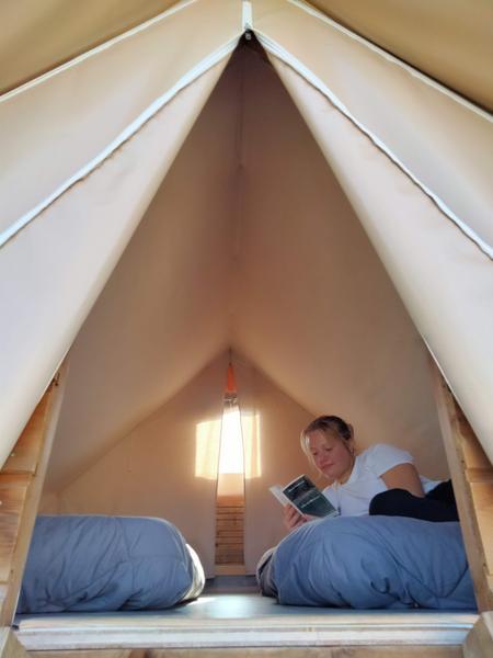 Les Lodges de la Viarhôna : tentes-lodges avec espace couchage perché accessible par une échelle extérieure