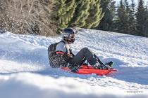 Un personne descend sur la piste
