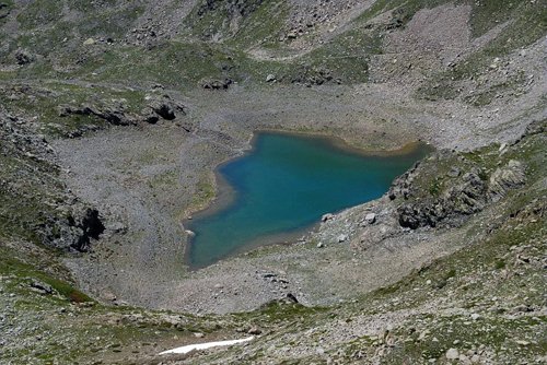 Le lac Gros, (2375 m), dans le vallon des Millefonts.
