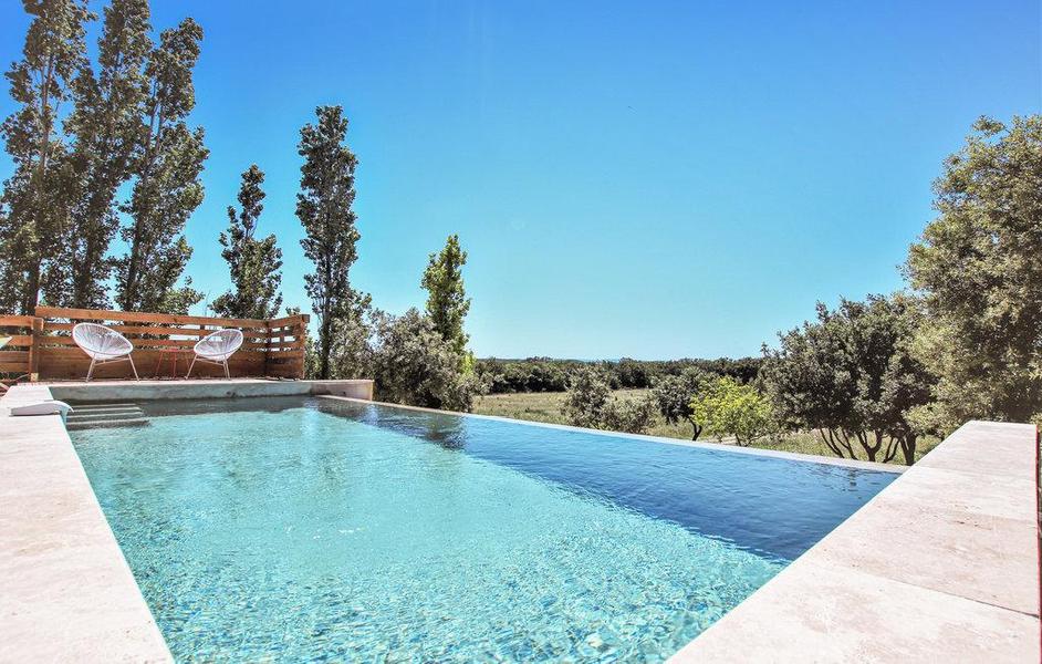 Piscine à débordement, sans vis-vis, dimension 4x8m, profondeur 1.50m, ouverte de mai à septembre