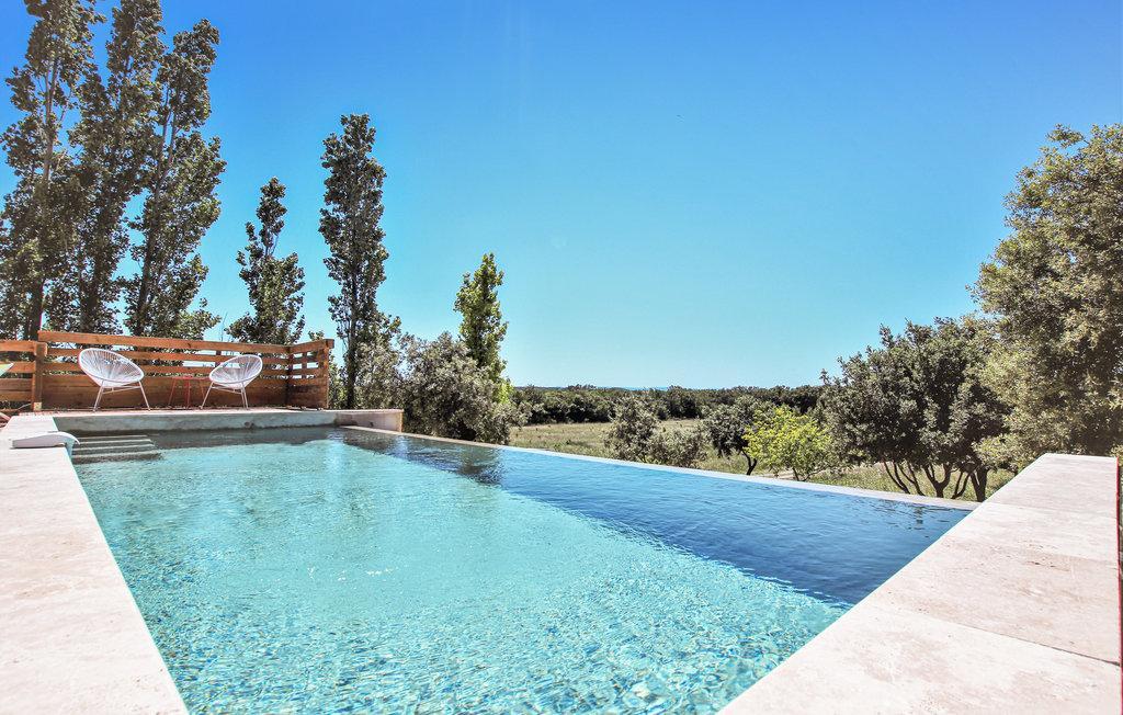 Piscine à débordement, sans vis-vis, dimension 4x8m, profondeur 1.50m, ouverte de mai à septembre 