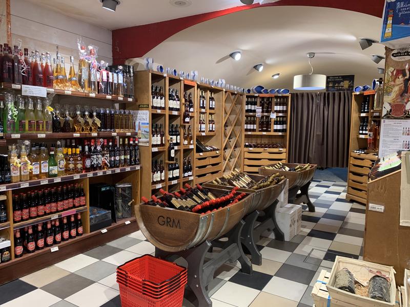Un rayon de bouteilles de différents vins.