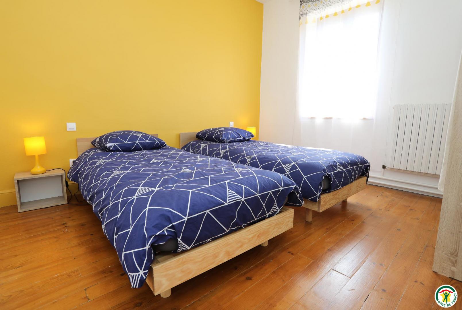 Chambre 2 personnes : 2 lits individuels (90x200cm) jumelables en un lit double (180x200cm), penderie, étagères, volet