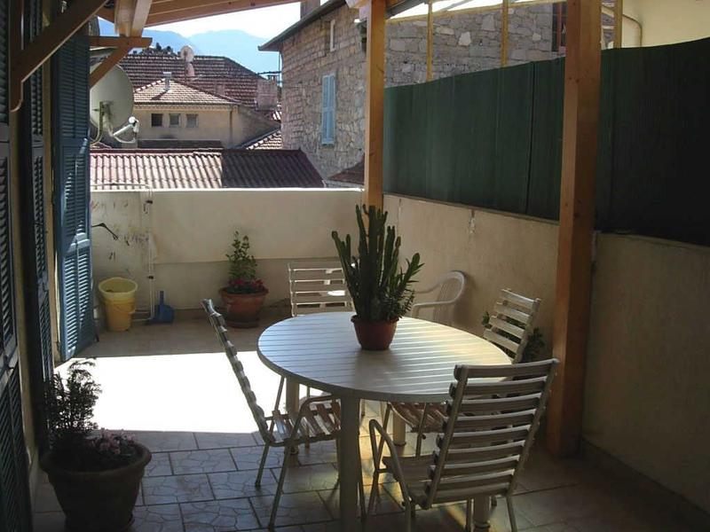 Gîte Les Hirondelles-Coin repas extérieur-Roquebillière-Gîtes de France des Alpes-Maritimes