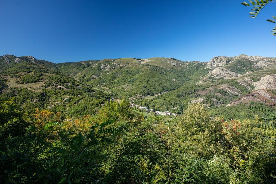 Montpezat sous Bauzon - Hauteurs du Chambon sur le village ©sourcesetvolcans