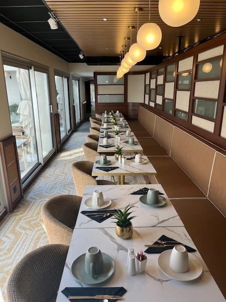Deux tables avec chacune des tasses et couverts.