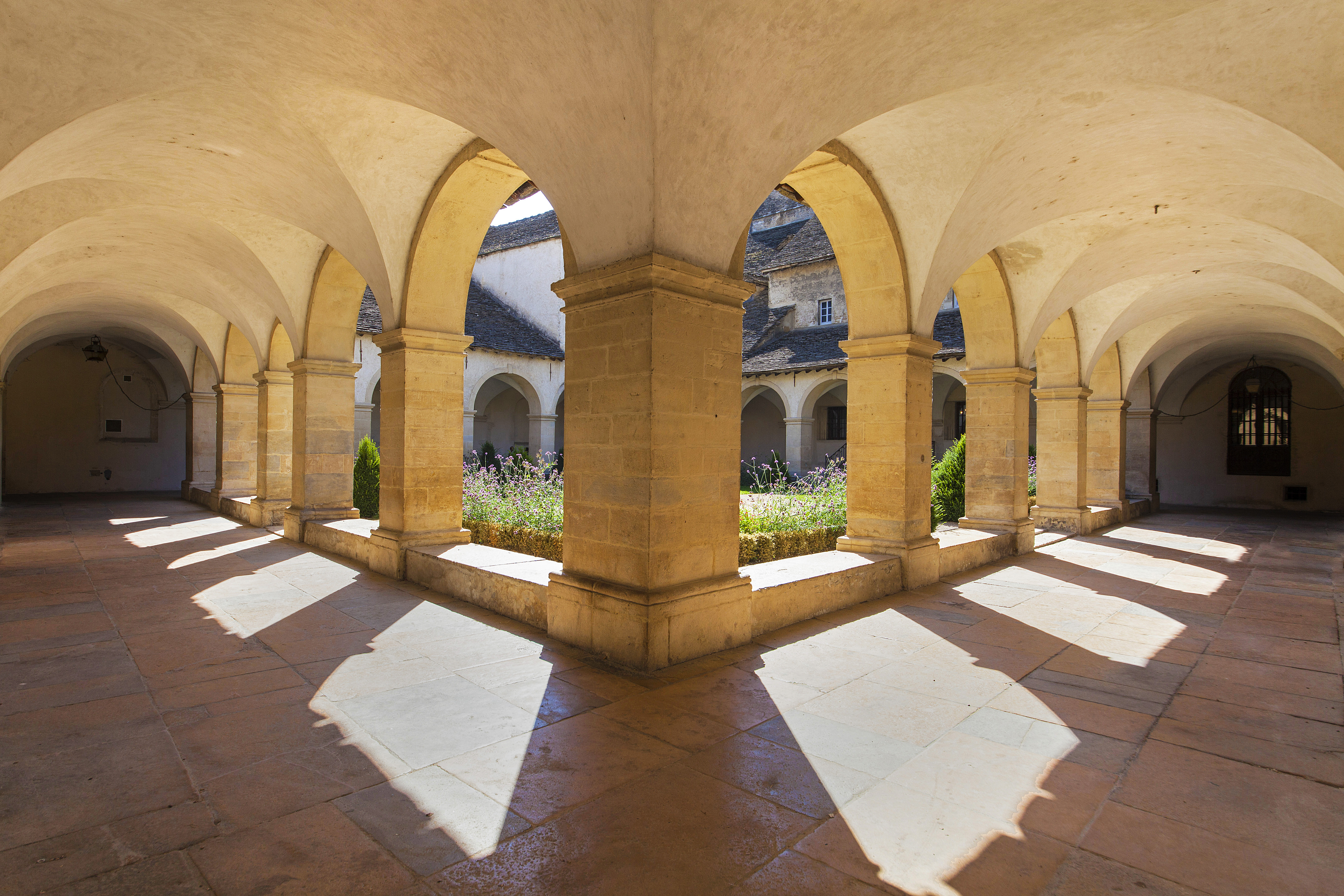 Le cloître de Crémieu, cité médiévale - Balcons du Dauphiné - Nord-Isère - à moins d'une heure de Lyon