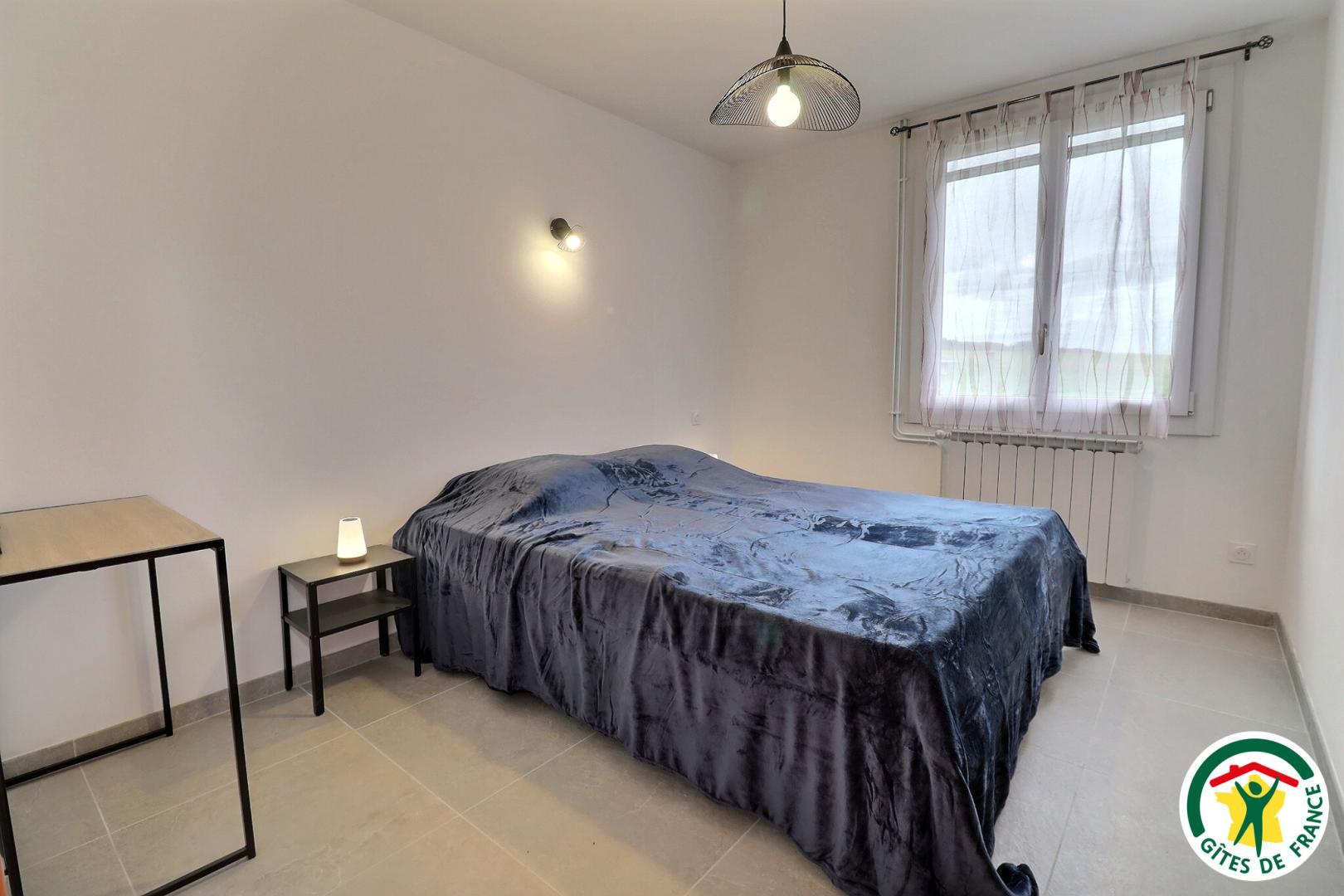 Une chambre avec un lit double (1x160x200)